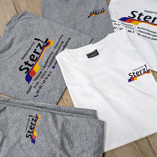 zu sehen sind bedruckte tshirts in grau und weiß mit logo