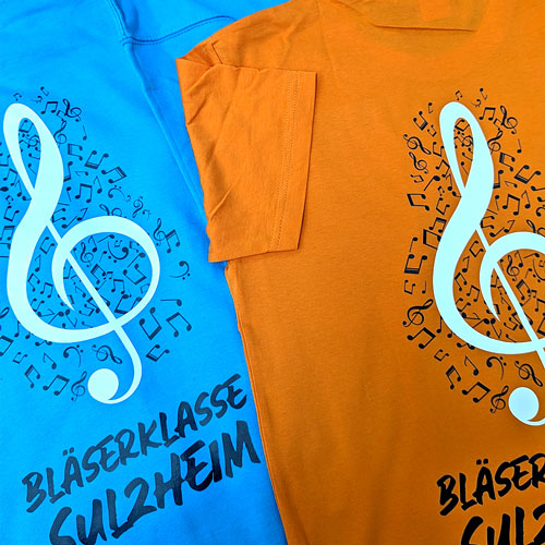 zu sehen sind bedruckte tshirts in orange und blau mit logo