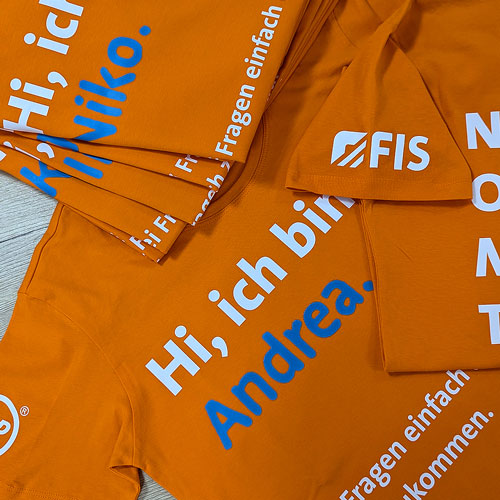 zu sehen sind bedruckte tshirts in orange mit logo