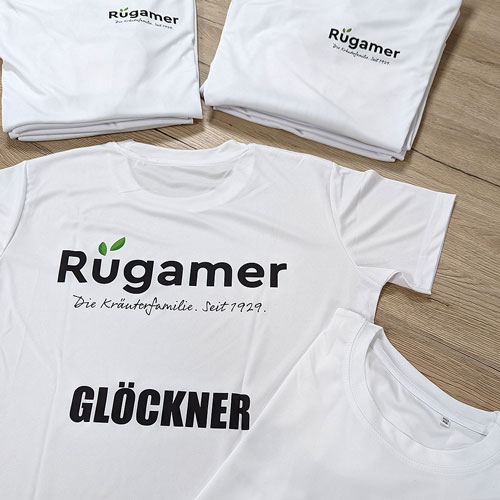 zu sehen sind bedruckte tshirts in weiß mit logo