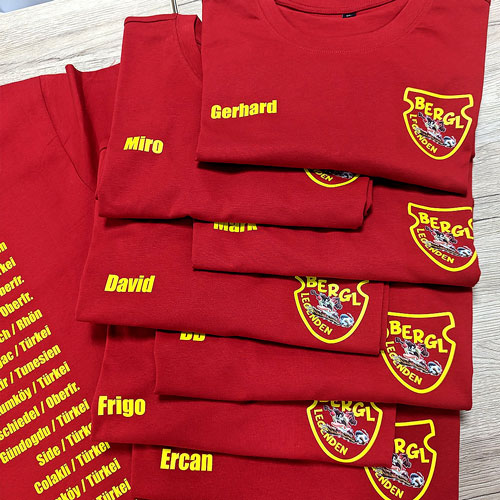 zu sehen sind bedruckte tshirts in rot mit logo