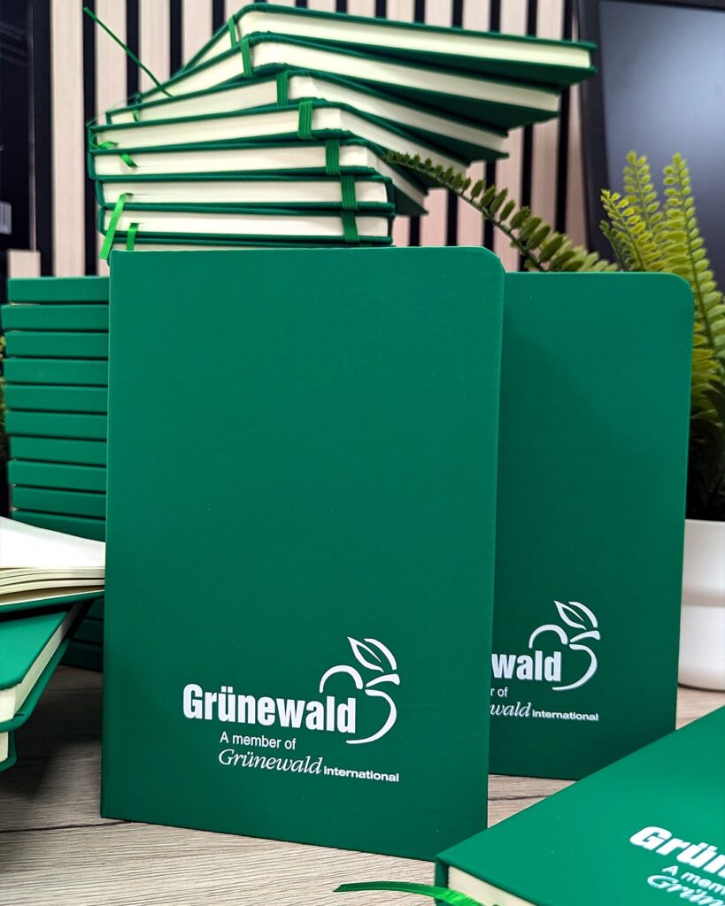 grünes personalisiertes Notizbuch für die Firma Grünewald