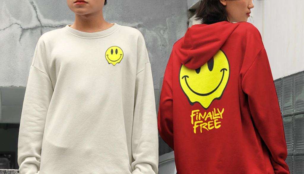 Zu sehen sind zwei Mädchen, die sich haben Ihren Hoodie personalisieren lassen