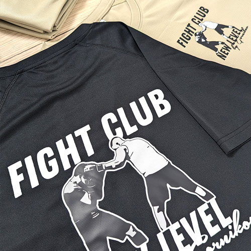 Zu sehen ist ein bedrucktes Trikot des Fight Club in schwarz mit weißem Druck