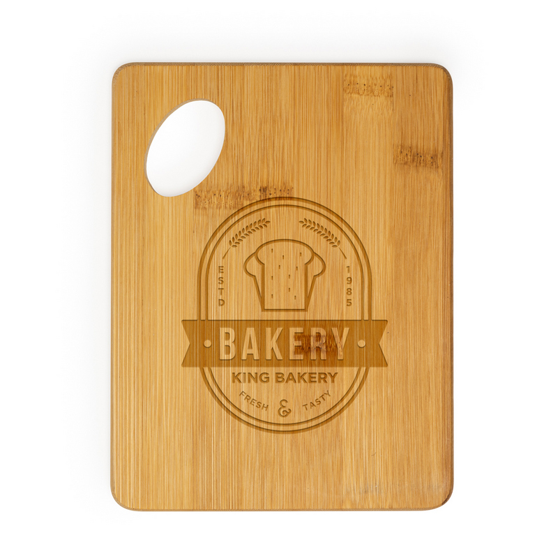 zu sehen sind personalisierte Holzbretter hier aus Bambus mit Firmenlogo