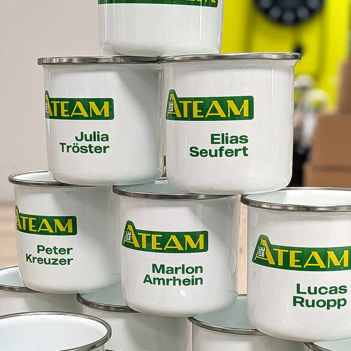 Personalisierte Textilien für Amrhein & Söhne – Projekt mit Lamasuli Schweinfurt 2 Eine Auswahl an personalisierten Metalltassen für das Amrhein-Team.