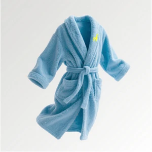 zu sehen ist ein personalisierter Bademantel in blau mit dem gelben Logo der Firma Lamasuli
