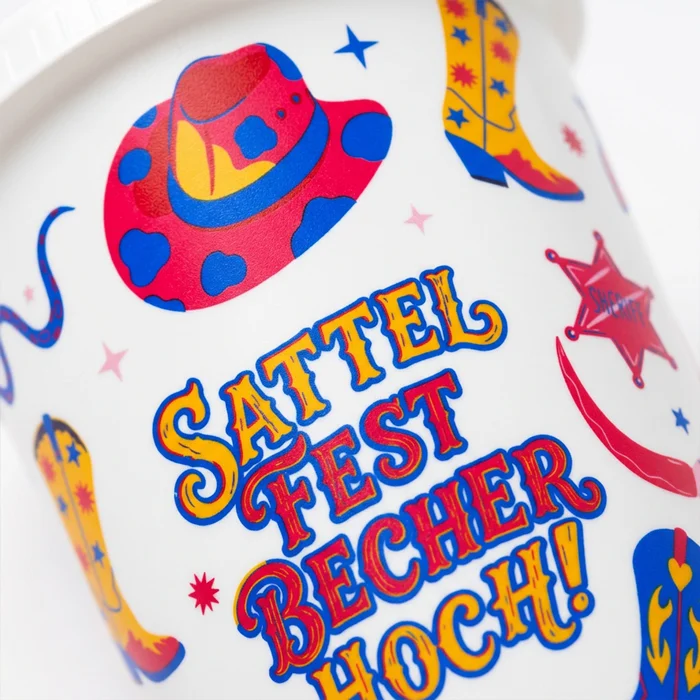 Großaufnahme eines Festivalbechers mit aufgedrucktem Logo von Lamasuli