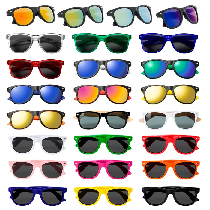 zu sehen sind unterschiedlichste Sonnenbrillen in vielen verschiedenen Farben und Varianten. Z.B. mit verspiegelten, matten oder glänzenden Gläsern