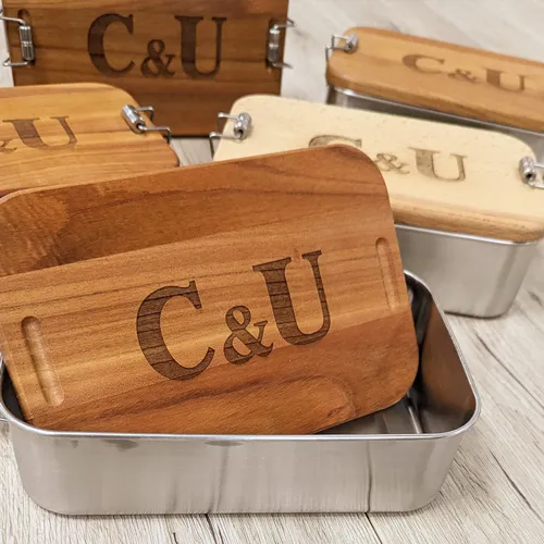 zu sehen ist Brotzeitdose bedrucken in Edelstahl und Holzdeckel mit den Buchstaben C&U