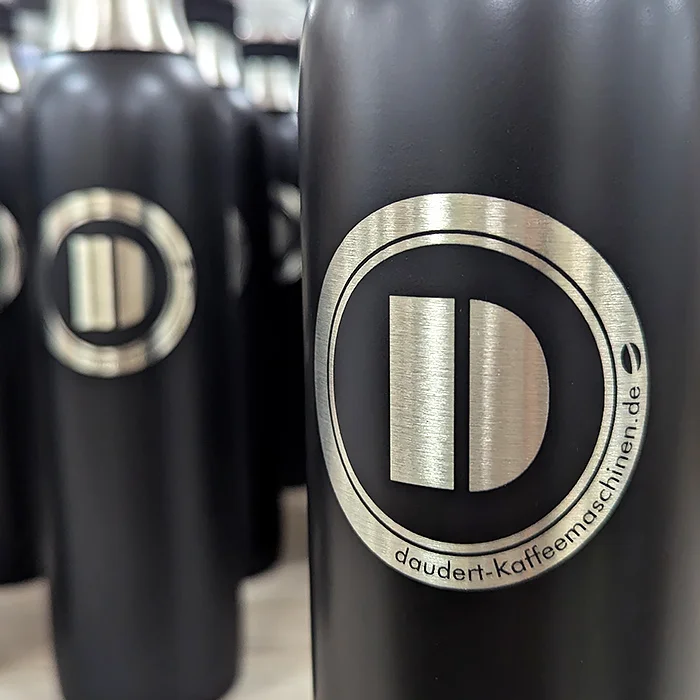 Schwarze Thermoflaschen mit dem Logo Daudert Kaffeemaschinen als Lasergravur
