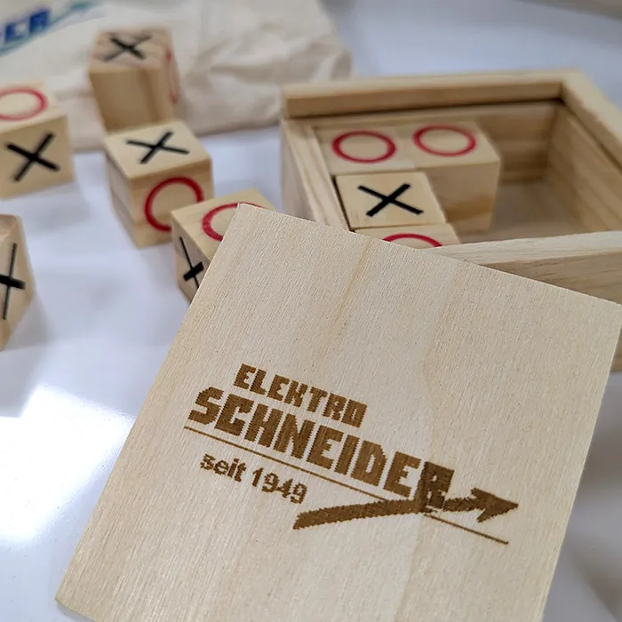 Ein Brettspiel aus Bambus mit graviertem Logo Elektro Schneider.