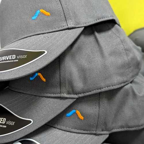 Detailaufnahme einer bestickten schwarzen Cap mit dem Logo