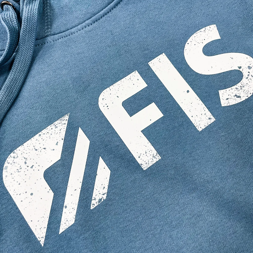 Mitarbeiterkleidung für FIS Informationssysteme und Consulting GmbH – Projekt mit Lamasuli Schweinfurt 4 Nahaufnahme eines blauen Hoodies mit DTF-Druck der Firma FIS, hergestellt von Lamasuli