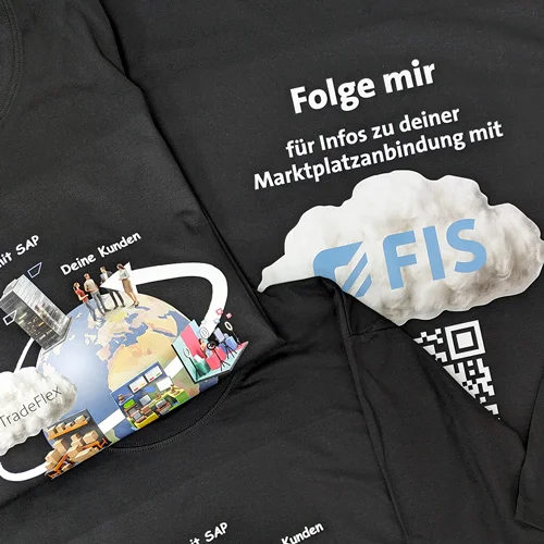 Mitarbeiterkleidung für FIS Informationssysteme und Consulting GmbH – Projekt mit Lamasuli Schweinfurt 3 Nahaufnahme von schwarzen T-Shirts mit DTF-Druck der Firma FIS, hergestellt von Lamasuli