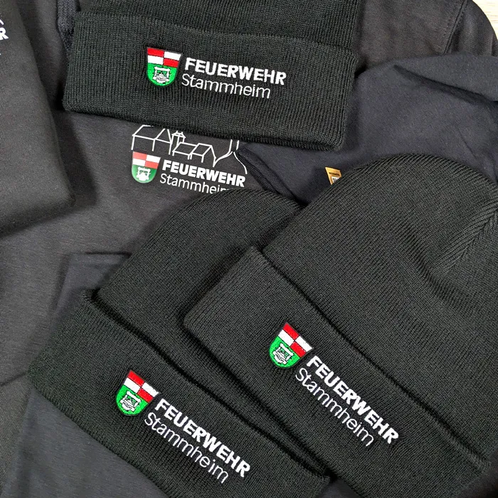 Feuerwehr Kleidung für die Feuerwehr Stammheim – Projekt mit Lamasuli Schweinfurt 5 Textilien der Feuerwehr Stammheim, darunter schwarze Mützen.