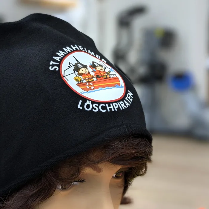 Feuerwehr Kleidung für die Feuerwehr Stammheim – Projekt mit Lamasuli Schweinfurt 3 Schwarze Beenie mit dem Logo Stammheimer Löschpiraten