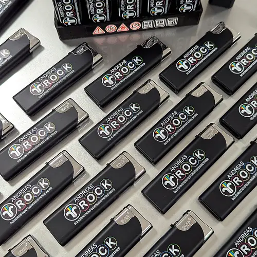 zu sehen sind schwarze Feuerzeuge mit hellem Logo