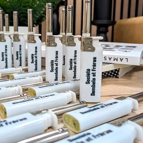 zu sehen sind weiße Stabfeuerzeuge mit schwarzem Logo