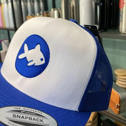Merchandise personalisieren für Fishing Elements in Schweinfurt mit Lamasuli 2 Eine blaue Cap mit dem besticken Logo für Fishing Elements von Lamasuli