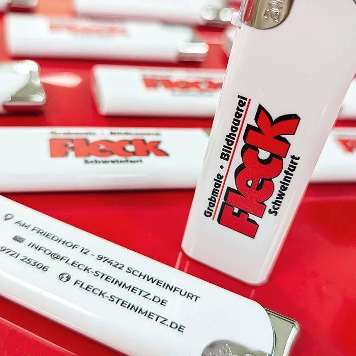 Sichtbarkeit für regionale Handwerksbetriebe mit Grabmale Bildhauerei Fleck 5 Nahaufnahme von weißen Feuerzeuge für Grabmale Bildhauerei Fleck von Lamasuli