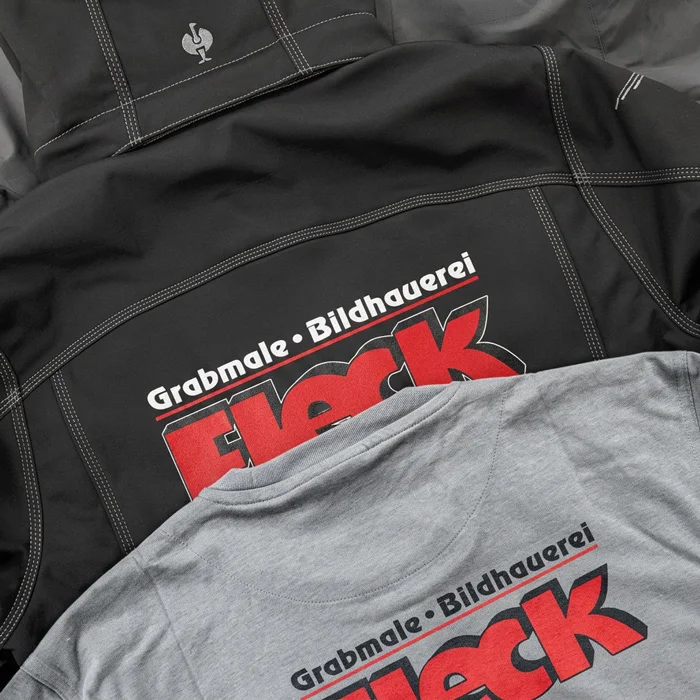 Sichtbarkeit für regionale Handwerksbetriebe mit Grabmale Bildhauerei Fleck 2 Nahaufnahme von grauen und schwarzen Textilien mit DTF-Druck der Firma Grabmale Bildhauerei Fleck, hergestellt von Lamasuli