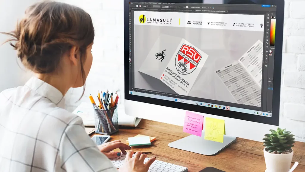 Grafikdesign 1 zu sehen ist eine Grafikdesignerin bei Ihrer Arbeit am einem Computer