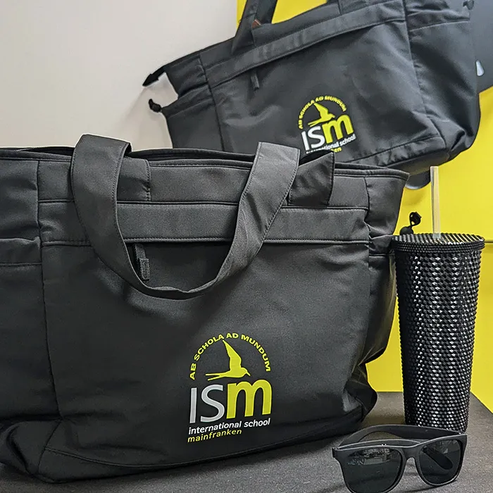Schwarze Reisetaschen mit ISM-Logo der International School Mainfranken aus Schweinfurt