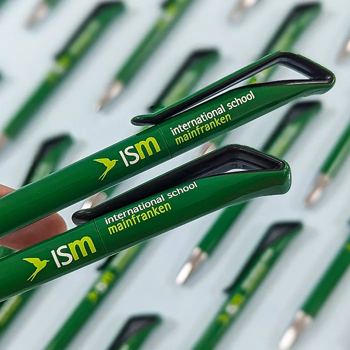 Grüne Kugelschreiber mit ISM-Logo der International School Mainfranken aus Schweinfurt