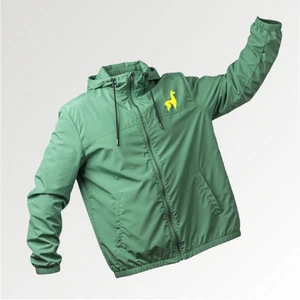 Grüne bedrucke Jacke mit Kapuze und gelben stilisierten Lama-Stick auf der rechten Brust, dem Logo von Lamasuli
