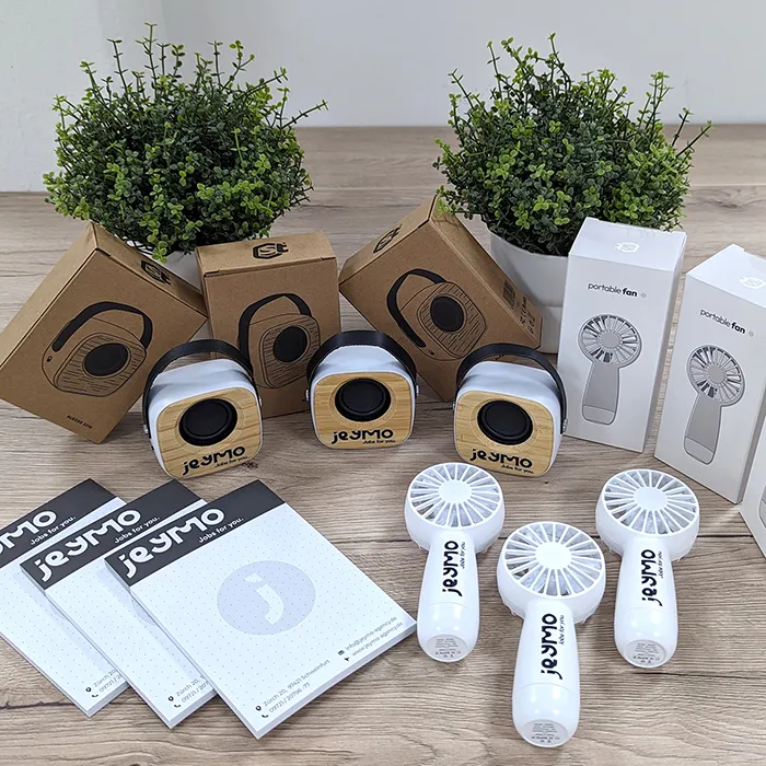 Merch für Jeymo mit Lautsprecher, Notirbücher und Ventilatoren