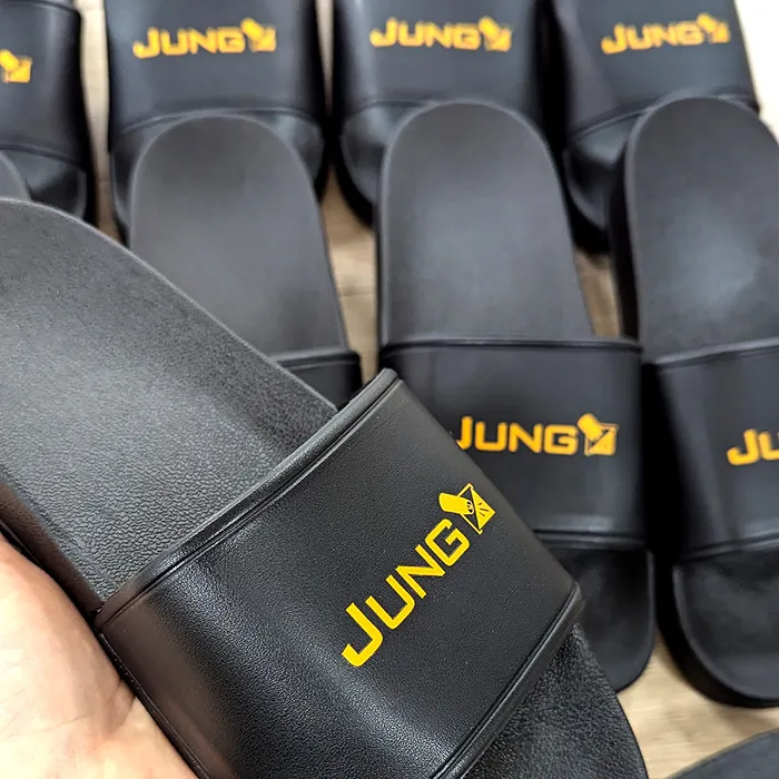 Schwarze Badeschlappen mit JUNG-Logo als Firmenartikel aus Unterfranken