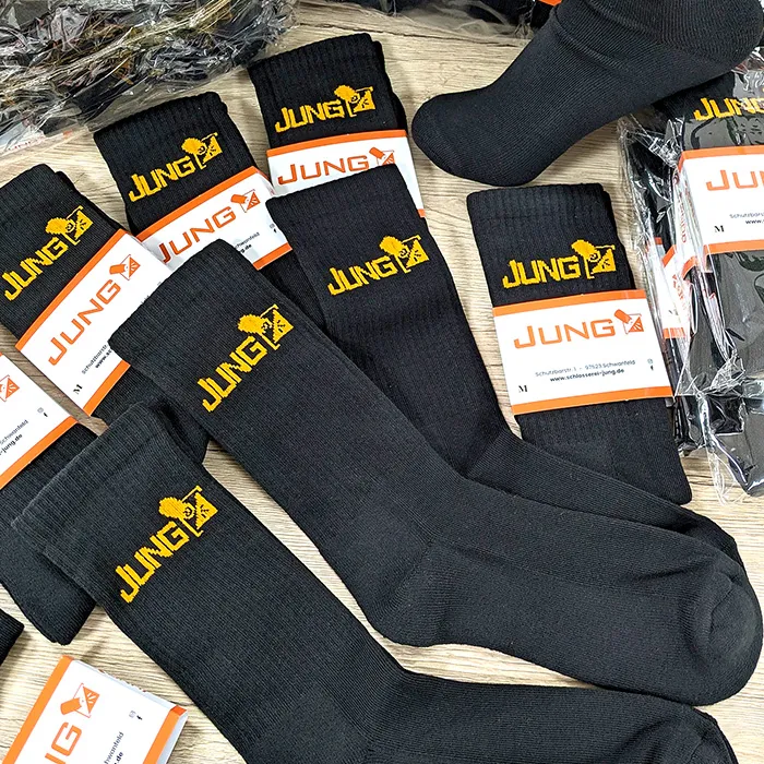 Schwarze Socken mit JUNG-Logo als Firmenartikel aus Unterfranken