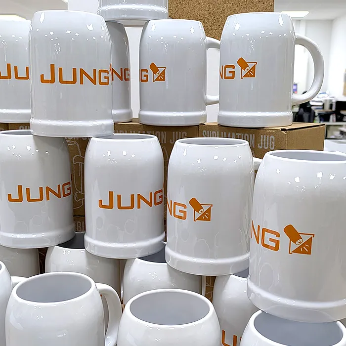 Viele weiße Bierkrüge von JUNG