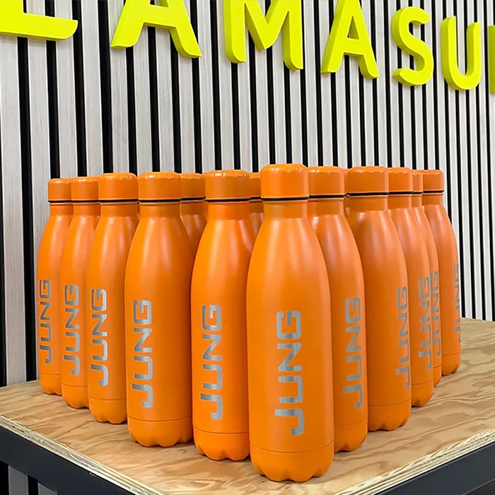 Orangefarbene Trinkflaschen mit JUNG-Logo als Firmenartikel aus Unterfranken