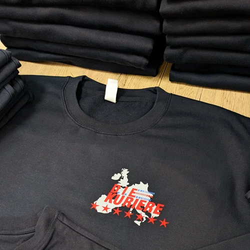 Personalisierte Textilien für D.I.E Kuriere – Projekt mit Lamasuli Schweinfurt 1 Nahaufnahme bedruckte schwarze Textilien mit dem Logo D.I.E KURIERE