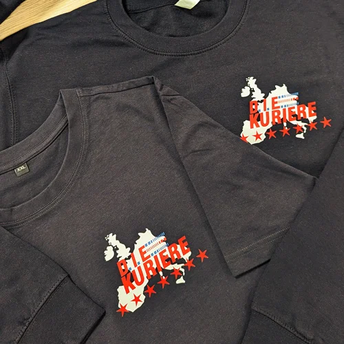 Personalisierte Textilien für D.I.E Kuriere – Projekt mit Lamasuli Schweinfurt 2 Nahaufnahme bedruckte schwarze Textilien mit dem Logo D.I.E KURIERE