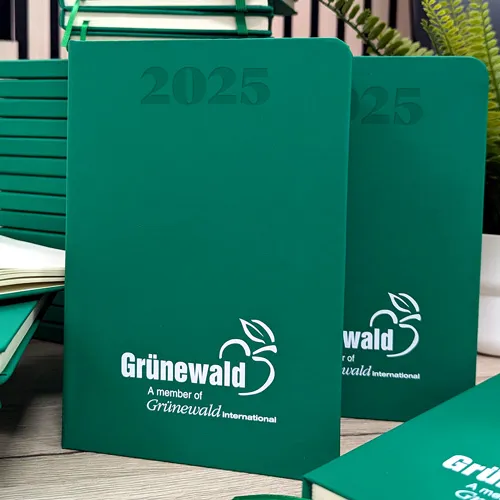 Grüner Firmenkalender mit individuellem Grünewald Logo für Unternehmen