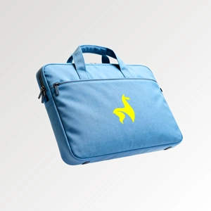 Hellblaue Laptoptasche mit gelbem Logo, freigestellt vor wei&szlig;em Hintergrund.