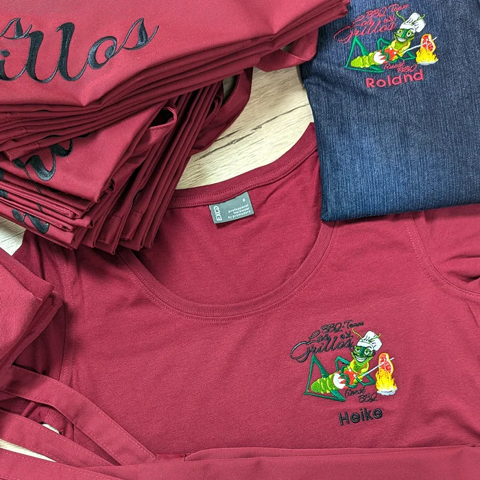 Personalisierte Textilien für D.I.E Kuriere – Projekt mit Lamasuli Schweinfurt 4 Nahaufnahme bestickter Textilien mit dem Logo Los Grillos