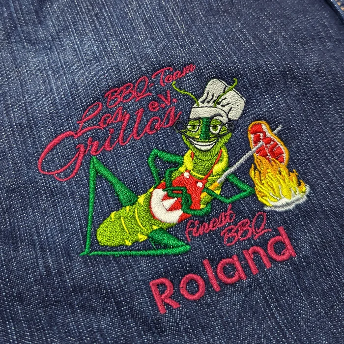 Personalisierte Textilien für D.I.E Kuriere – Projekt mit Lamasuli Schweinfurt 5 Nahaufnahme einer Logostickerei von Los Grillos auf Jeansstoff