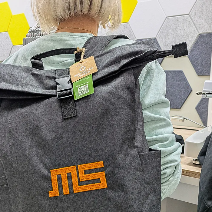 Personalisierte Arbeitskleidung für Siebenson – Bauunternehmen aus Schweinfurt 6 Ein grauer Rucksack mit besticktem Logo MS.