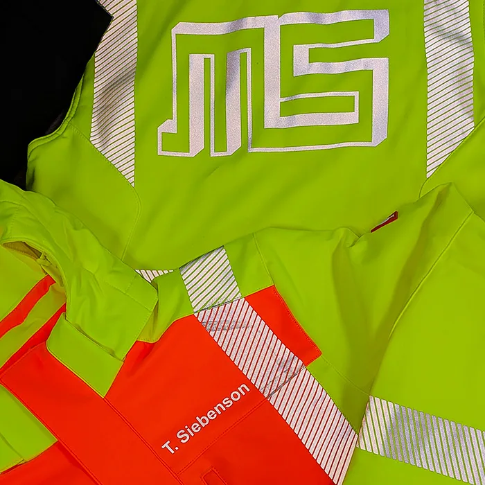 Personalisierte Arbeitskleidung für Siebenson – Bauunternehmen aus Schweinfurt 1 Leuchtend grüne Arbeitsjacken mit dem Logo "Siebenson".