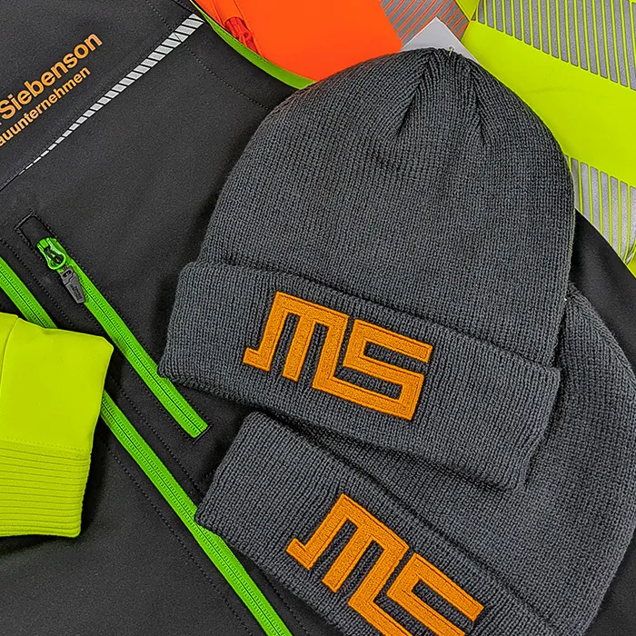 Personalisierte Arbeitskleidung für Siebenson – Bauunternehmen aus Schweinfurt 7 Dunkelgraue Mützen mit besticktem Logo MS.