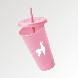 Nahaufnahme eines Mehrwegbechers mit dem Lamasuli-Logo