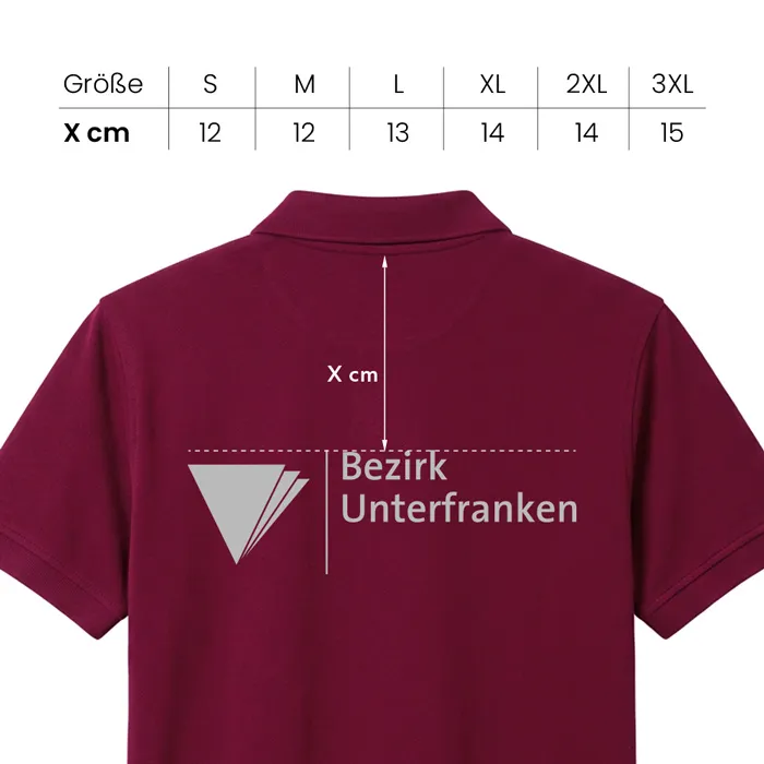 Rückansicht eines bordeauxroten Poloshirts mit dem Logo des Bezirks Unterfranken und einer Größentabelle zur Positionierung des Rückenaufdrucks, gestaltet von Lamasuli.