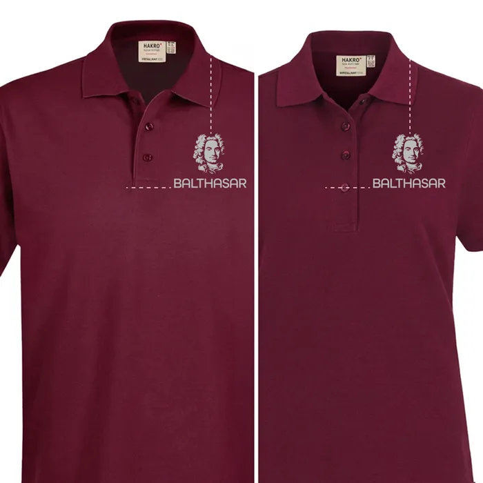 Zwei bordeauxrote Poloshirts mit dem BALTHASAR-Logo auf der Brust, dargestellt mit unterschiedlichen Positionierungen für den individuellen Textildruck von Lamasuli.