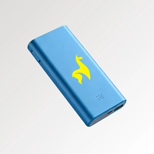 Kompakte Powerbank in leuchtendem Blau mit bedrucktem gelbem Lamasuli-Logo.