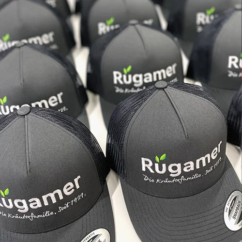 Personalisierte Mitarbeiterausstattung für Georg Rügamer GmbH in Schwebheim mit Lamasuli 8 Personalisierte Mitarbeiterausstattung mit grauen Caps mit Stickerei für Rügamer von Lamasuli