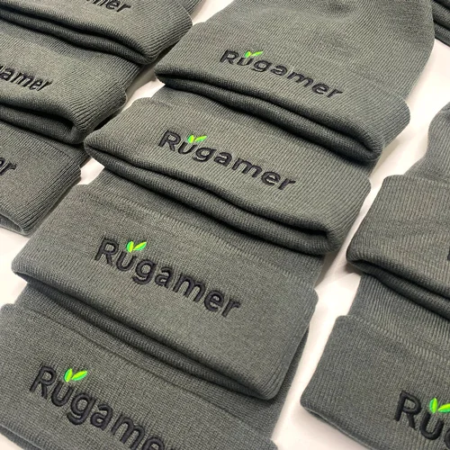 Personalisierte Mitarbeiterausstattung für Georg Rügamer GmbH in Schwebheim mit Lamasuli 7 Nahaufnahme von grauen Mützen mit Stickerei für Rügamer von Lamasuli